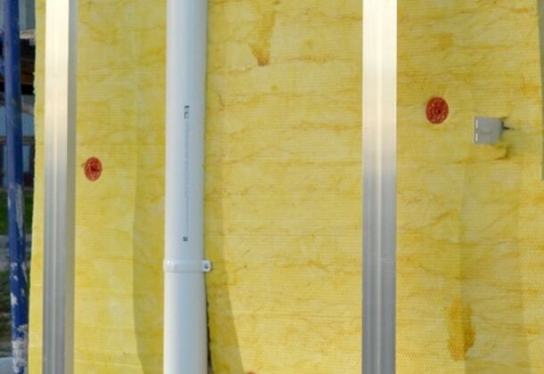 Fassade mit montierten Mineralwolle-Dämmplatten und Tellerdübeln